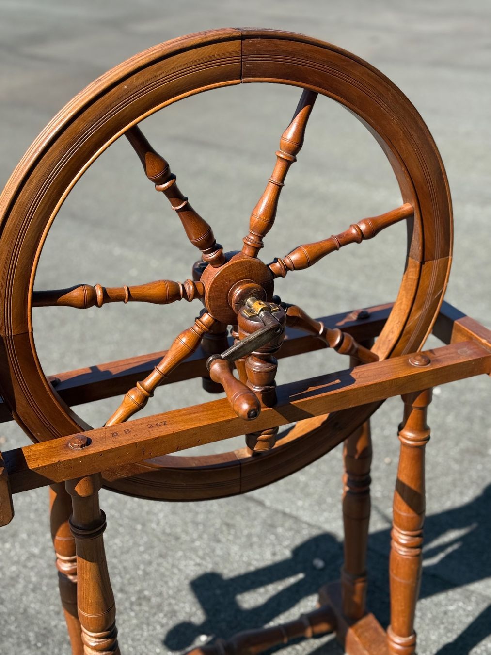 Spinnräder: Antikes Spinnrad aus Holz – Gebraucht aus Klingnau von Umweltklinik 3