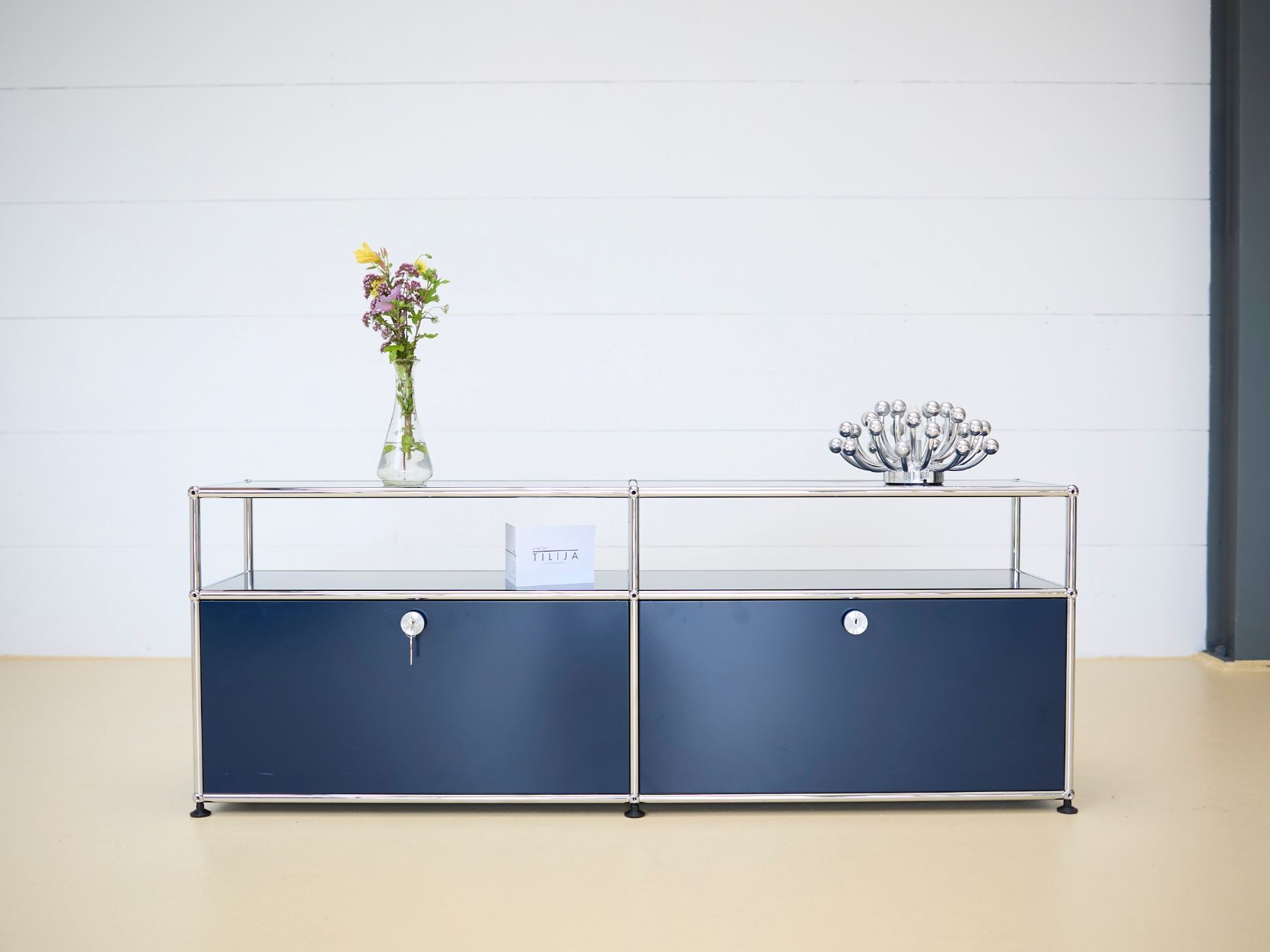 USM Cassettiere: USM Haller Lowboard Stahlblau – Usato da Meinisberg venduto da atelier_TILIJA