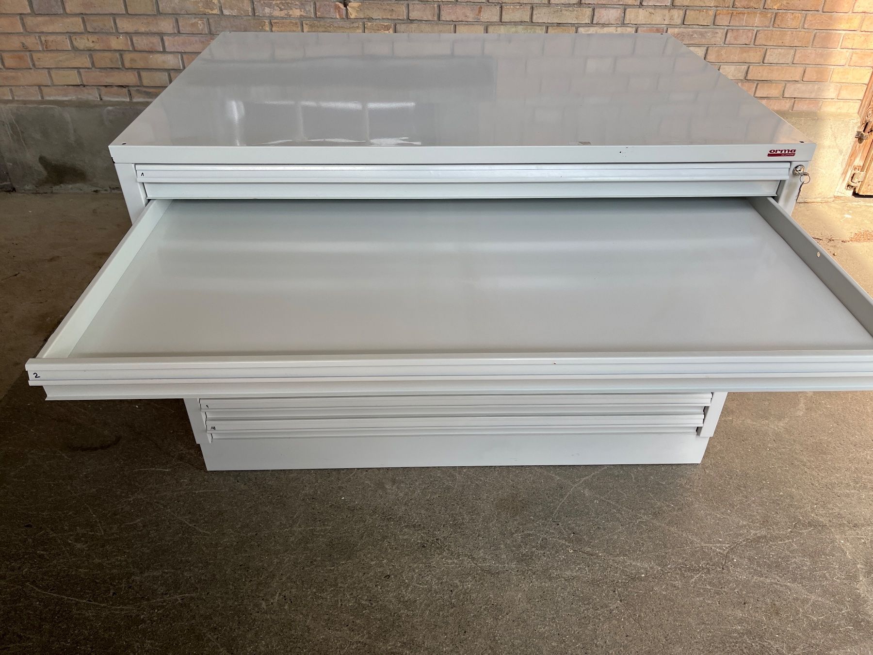 Armoires: Grosser Planschrank mit 10 Schubladen / ORMA Neuenburg – D'occasion à Gelterfingen par art-and-more 3