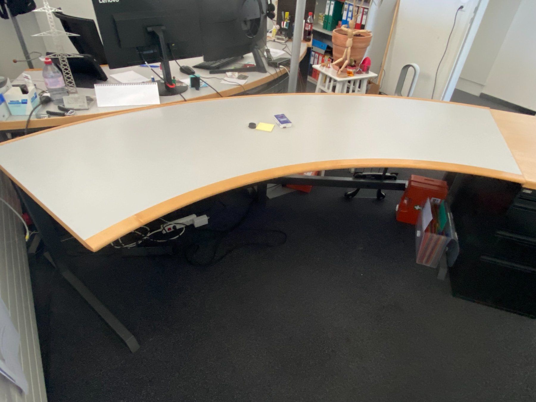 Schreibtische: Moderner Empfangstisch / Bürotisch mit grosser Arbeitsfläche – Gebraucht aus Niederuzwil von VistaDeals
