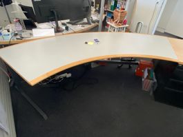 Moderner Empfangstisch / Bürotisch mit grosser Arbeitsfläche