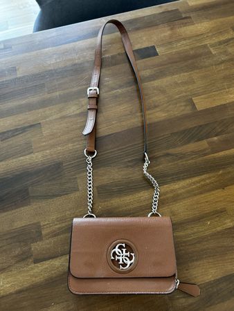 GUESS Original Damen Crossbody Tasche Cognac-Braun & Gold