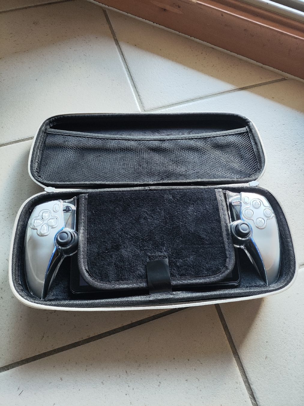 Sony Konsolen: PlayStation Portal Remote + case – Gebraucht aus Vissoie von Michael092 5