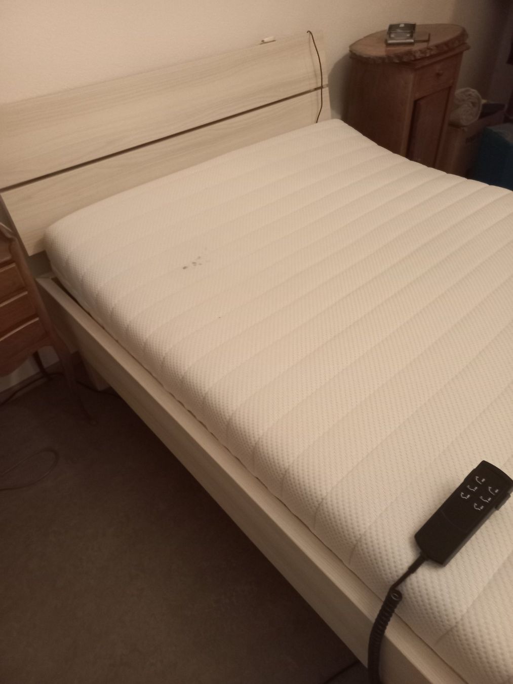 Letti: Bett mit elektronisch verstellbarem Lättlirost – Usato da Zofingen venduto da piawm 1