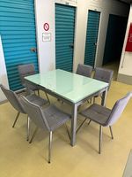 très belle table en verre avec 6 chaises en tissu gris