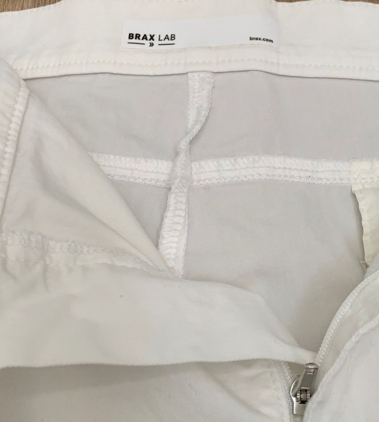 Brax Pantaloni: Brax Hose weiss Cargo lässiger  Style Grösse 44 – Usato da Nussbaumen AG venduto da brigitebardot 6