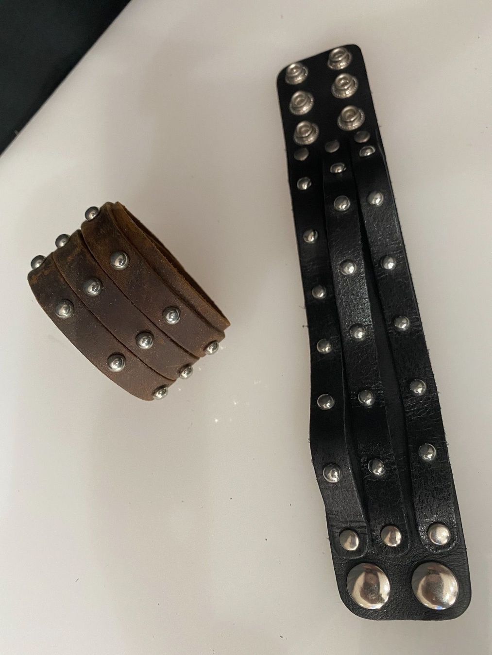 Bracciali & Braccialetti: Echt Leder ARMBand B 4cm mit Runden Nieten Braun Oder Schwar – Usato da Zürich venduto da stock4you 4