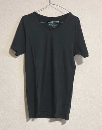 T-shirt Jack&Jones nera, scollo a V, taglia M - Affare!