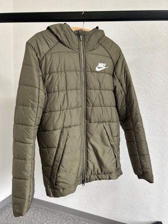 Nike Daunenjacke mit zeitlosem Design für kalte Winter