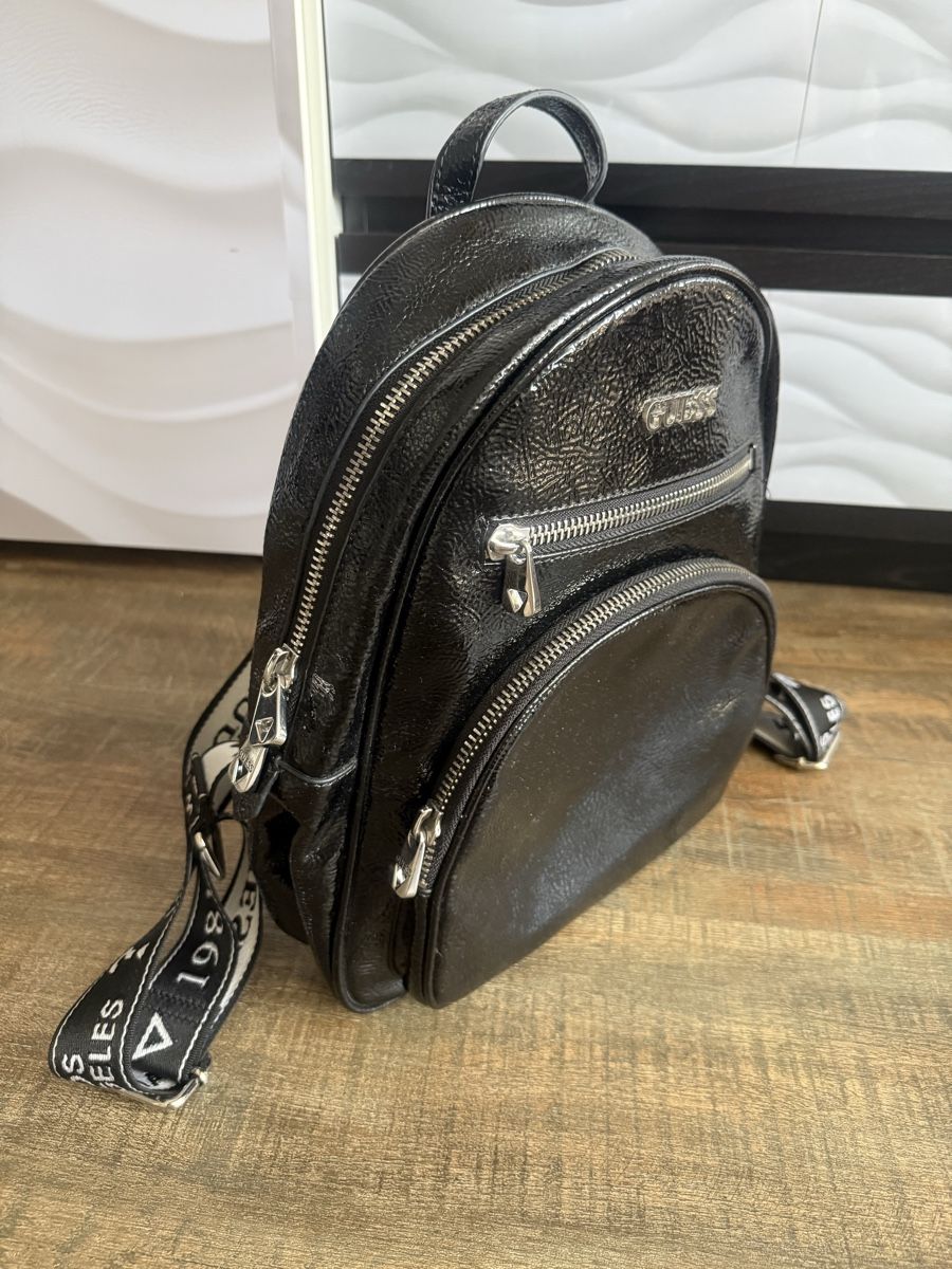 Guess Rucksäcke: Rucksack Guess Lack Schwarz Damen – Gebraucht aus Lachen SZ von zsucard
