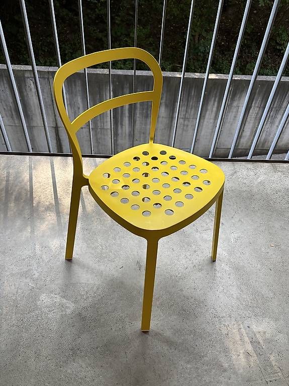 Stühle: Chaise en métal jaune – Gebraucht aus Fribourg von Brosciuttofunghi