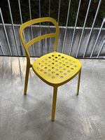 Chaise en métal jaune