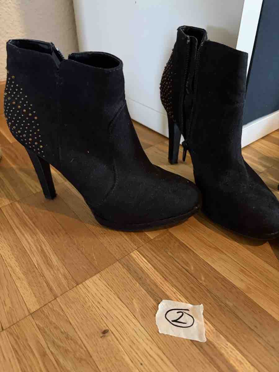 Damenschuhe: Black Ankle Boots with Studs Heel Acceptable – Gebraucht aus Glattpark (Opfikon) von als_c5q6