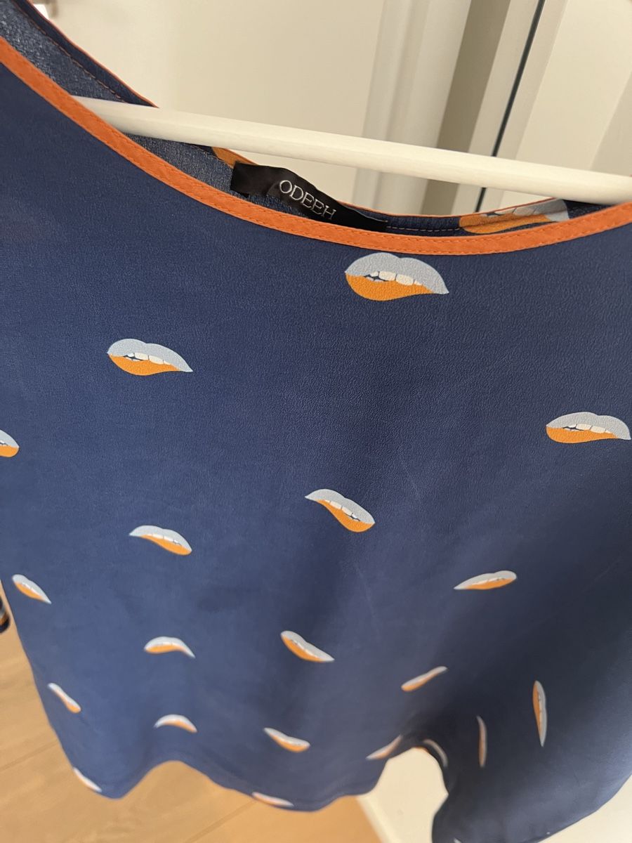 Camicette: ODEEH Seidenbluse, dunkelblau mit Lippenprint, Gr. 38 – Usato da Meilen venduto da Dievondort 3