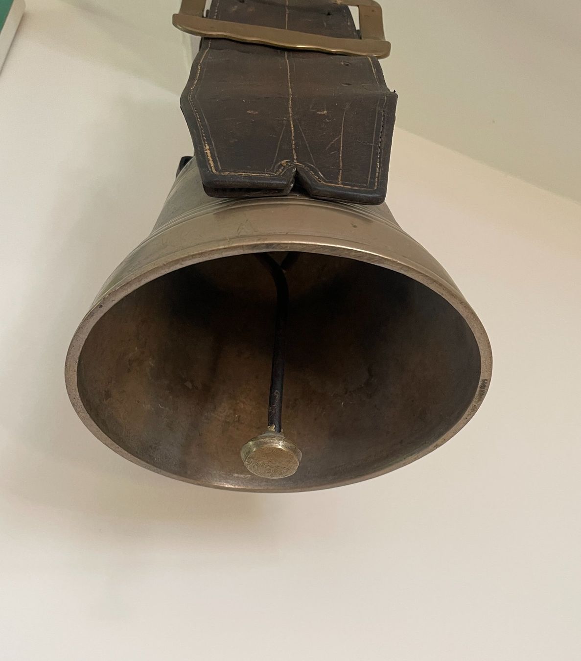 Campanacci mucche: Alte Schweizer Kuhglocke / Treichel mit original Ledergurt – Usato da Siblingen venduto da Woltersdorf50 6