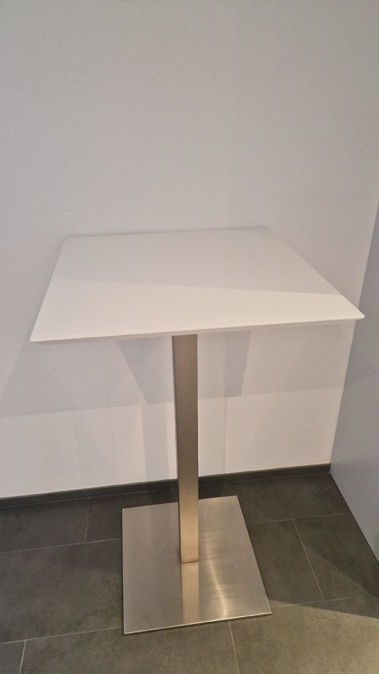 Tables: Stehtisch weiss Edelstahlfuss  – D'occasion à Sisseln AG par Andreas.Wa