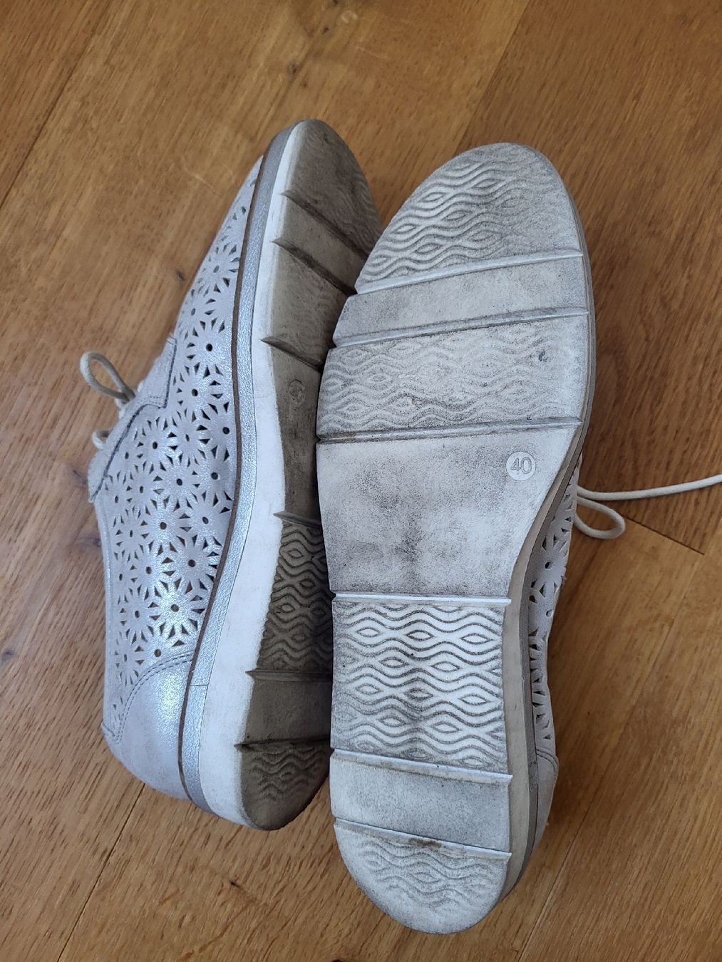 Scarpe da donna: Schnürschuhe silber gelocht Gr. 40 – Usato da St.Gallen venduto da Einstein87 1