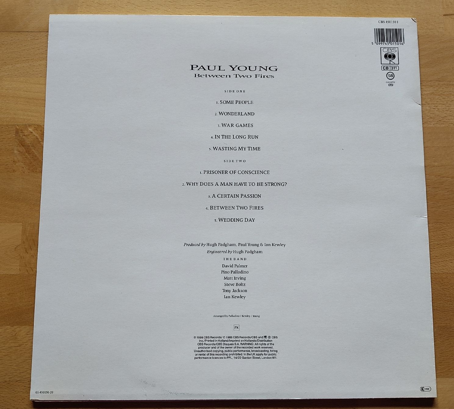 Schallplatten: Paul Young - Between Two Fires - Vinyl LP - Top Zustand! – Gebraucht aus Bonaduz von Gluehwuermchen44 1