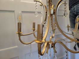 Kronleuchter goldfarben mit Kristallelementen, neuwertig