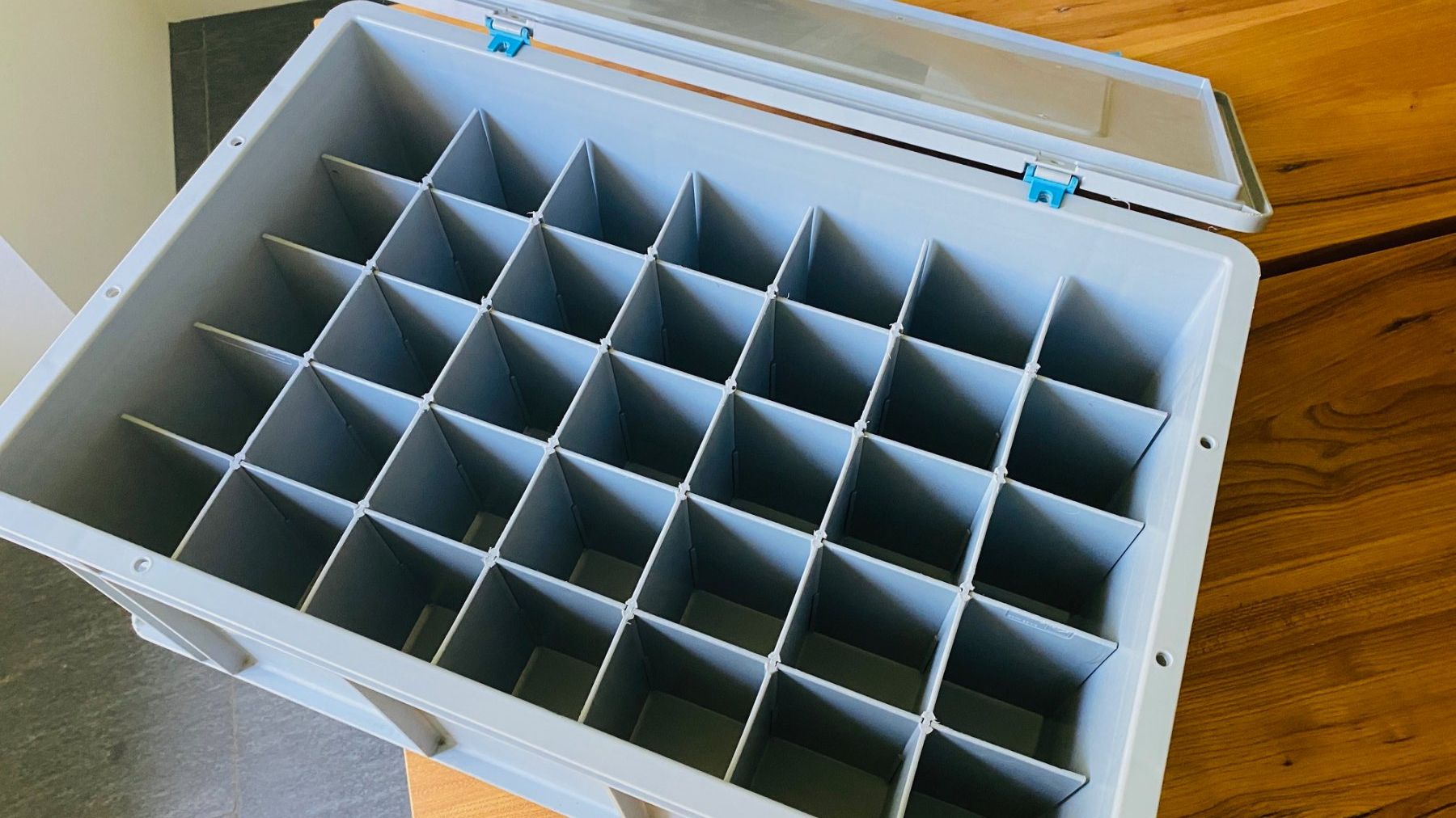 Contenitori & Simili: Kunststoffbox mit verschliessbarem Deckel – Usato da Kastanienbaum venduto da Niara2 2