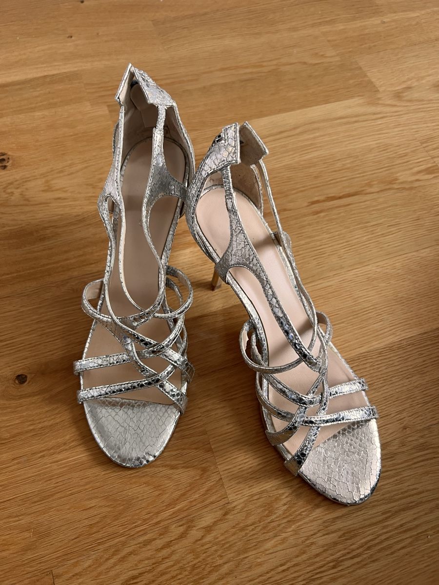 Guess Chaussures femmes: Guess Sandalen – D'occasion à Zürich par Dory84