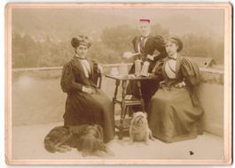 Fotografie drei Studentinnen mit Couleur