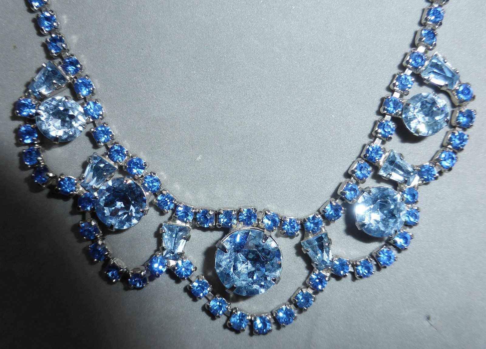 Catenine: Wunderschöner 50s blauer Choker – Usato da Sonceboz-Sombeval venduto da Artdecolove 5