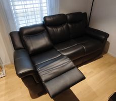 Schwarzes Ledersofa mit Relaxfunktion (elektronisch)