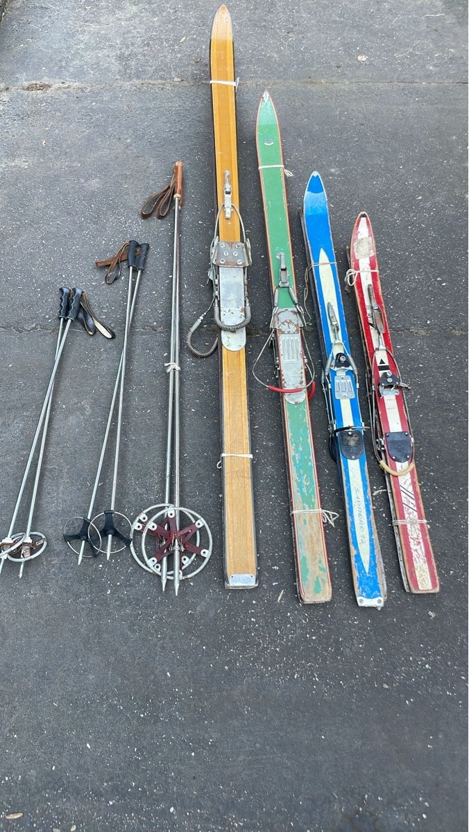 Skis: Alte Skier mit Bindung und Stöcke  – Gebraucht aus Lützelflüh-Goldb von VWGTIG60