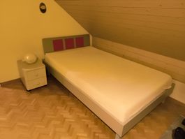 Bett 120×200 cm mit Tempur-Matratze, Nachttisch und Wecker