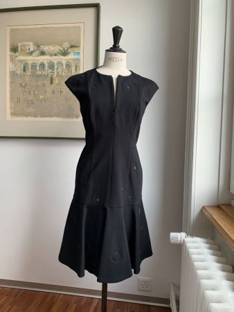 AKRIS PUNTO: Neues schwarzes Kleid mit Volant, 36, NP 1290.-