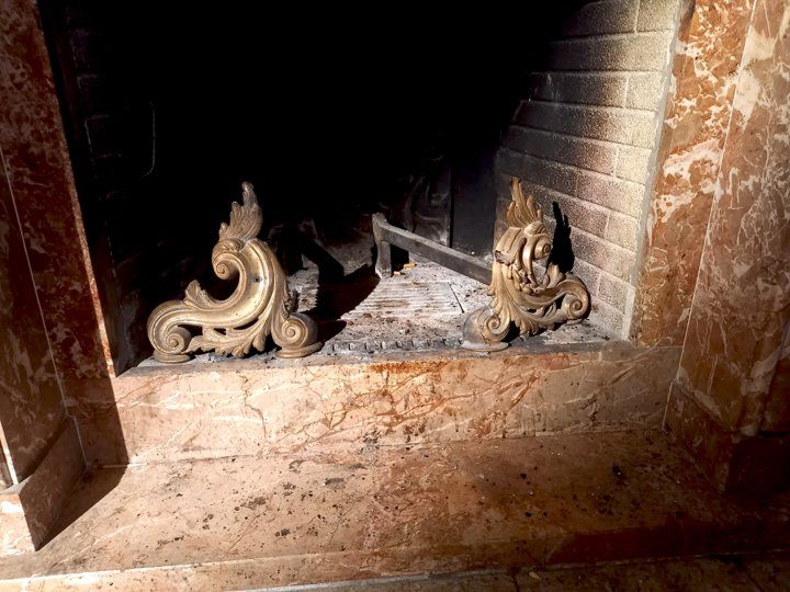 Camini: Chenets en fer forgé & laiton (porte bûches pour cheminée) – Usato da Ponts-de-Martel venduto da Henri-Louis 1