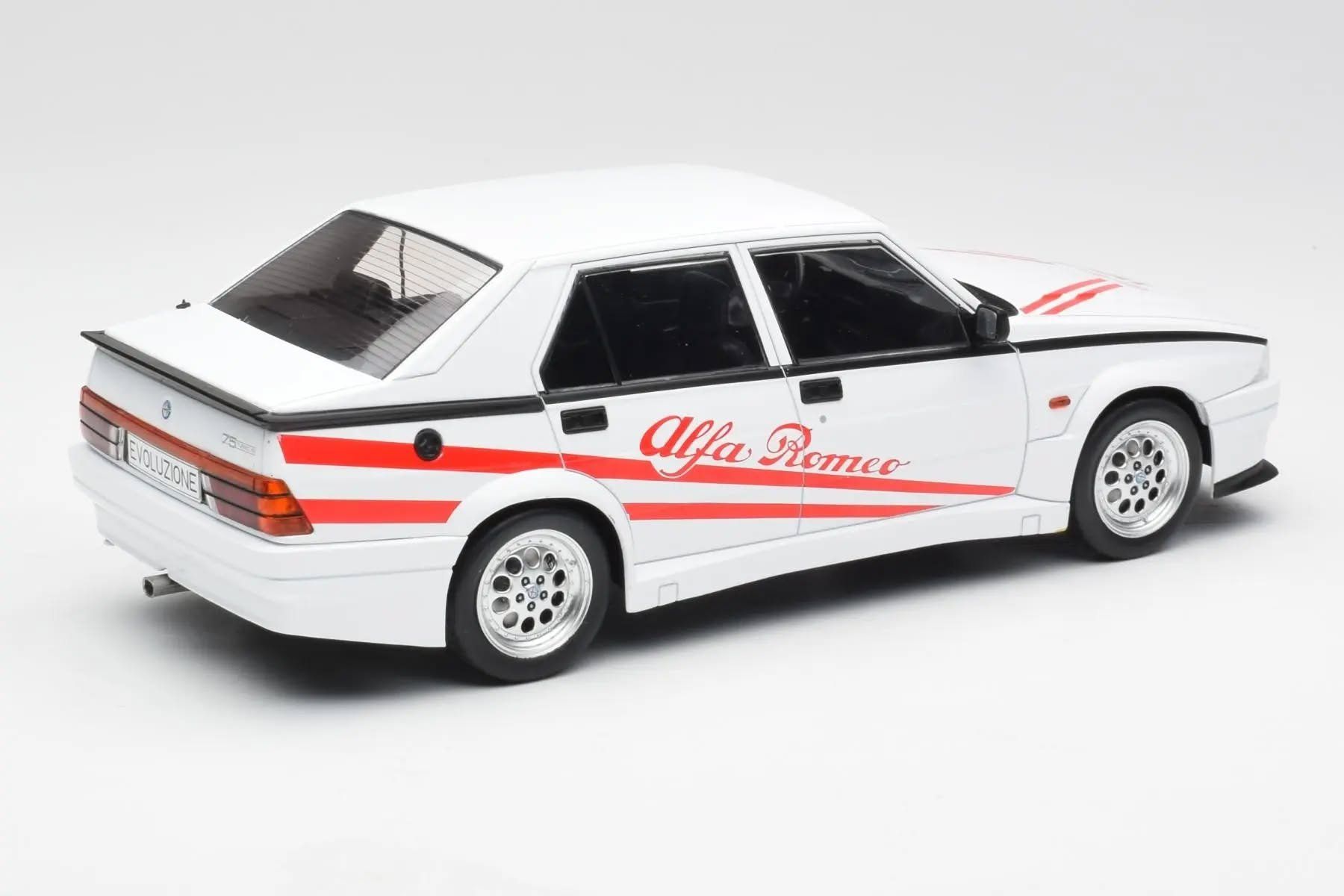 Alfa Romeo Modellini d'auto: Alfa Romeo 75 Turbo Evolution 1987 ,  MCG , 1:18 – Nuovo e nell'imballaggio originale da Goldach venduto da Feivel9 2