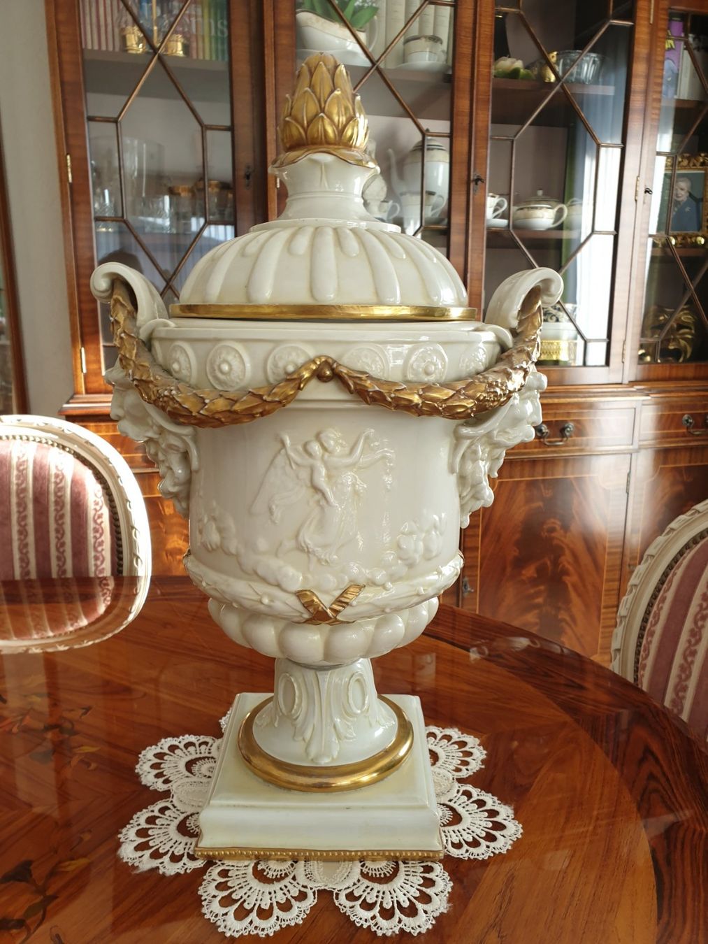Vasen & Gefässe: Deckelvase Pokal Capodimonte – Gebraucht aus Tuggen von Mviola2