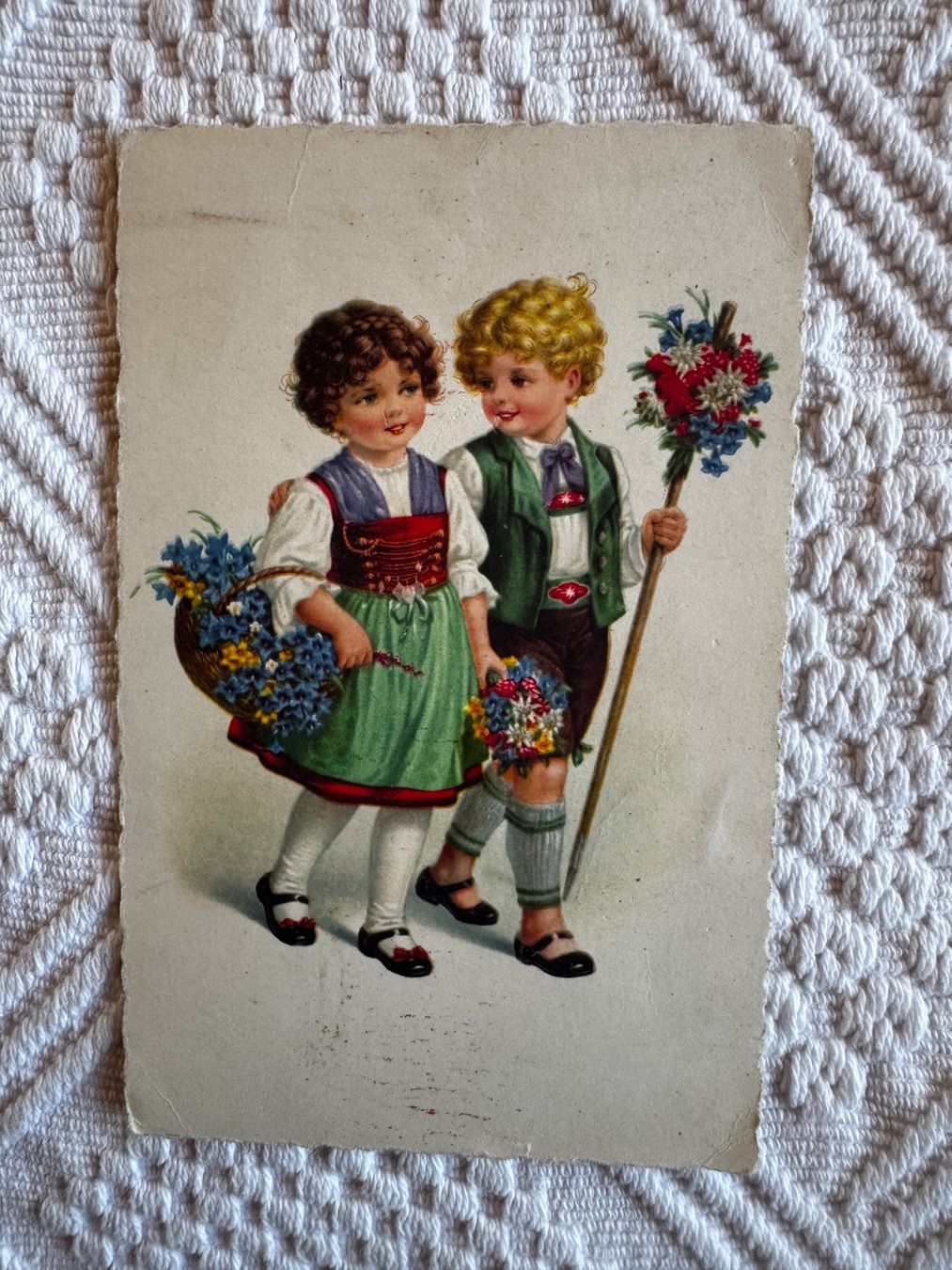 Cartoline postali: Ansichtskarte, Trachtenkinder mit Blumen, ungelaufen – Usato da Vellerat venduto da joromaur