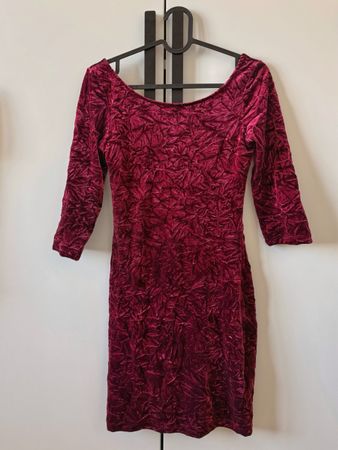 Elegantes Samtkleid mit tiefem Rückenausschnitt