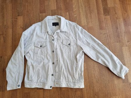 Hellbeige Cordjacke im Schnitt einer Jeansjacke