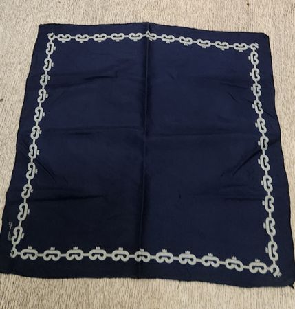 Foulard  soie bleu marine Comtesse motif chaîne 