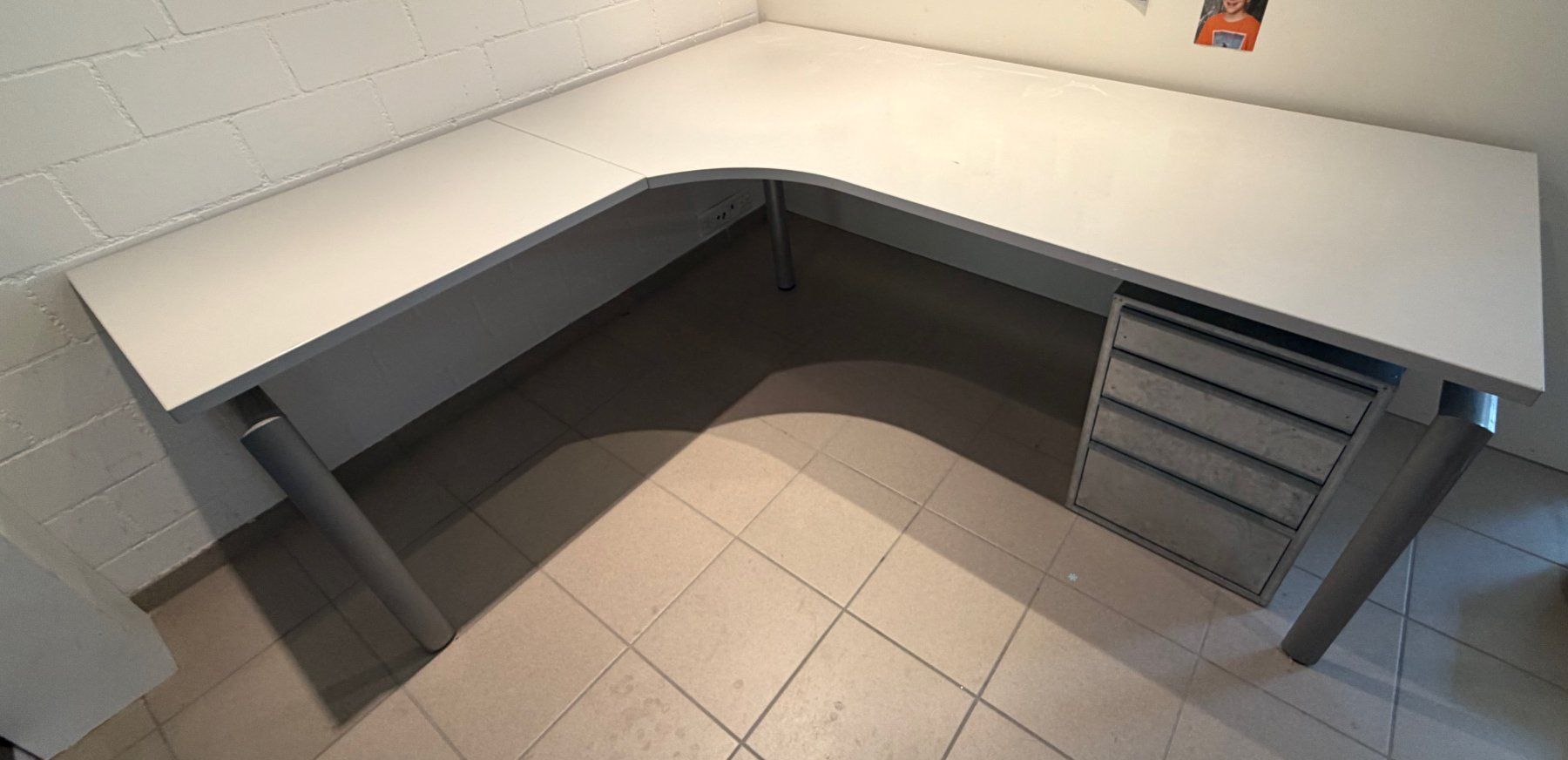 Bureaux: Eckpult mit Metallkorpus – D'occasion à Hünenberg See par Husich