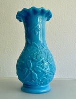 Blaue Vintage Blumenvase mit floralen Ornamenten Wellenrand