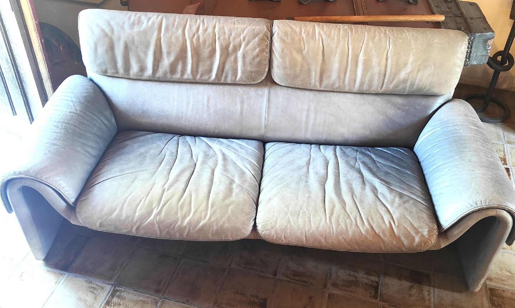 Sofas: Ledersofa 3-Sitzer hellgrau – D'occasion à Buch b. Frauenfeld par Sesi13