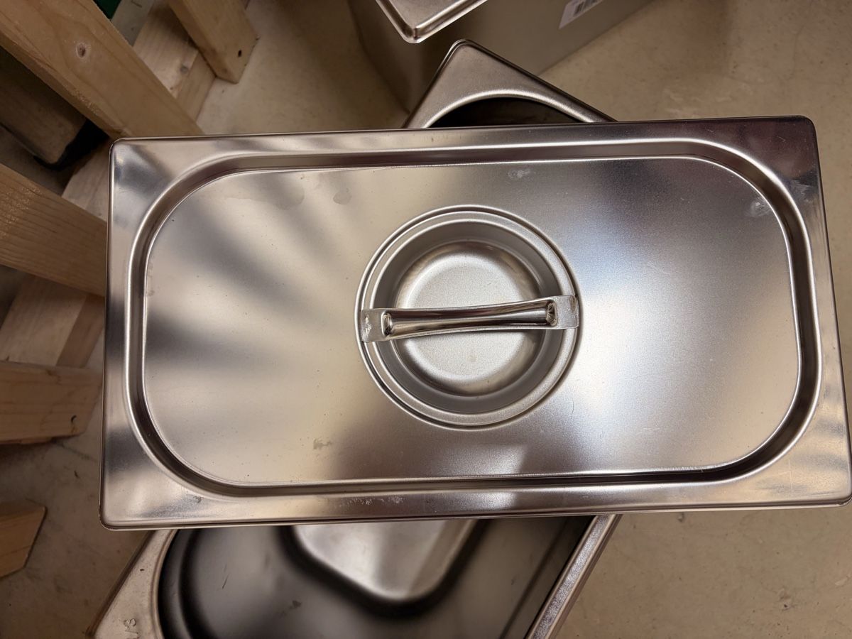 Cucine complete: 2 Edelstahl Gastrobehälter mit Deckel – Usato da Kerzers venduto da Beluluu 1