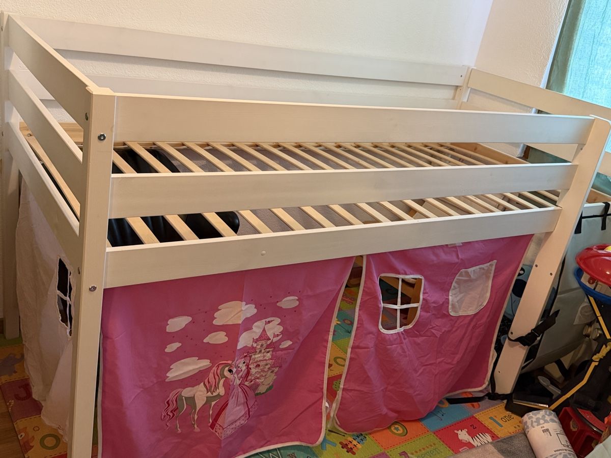 Lits: Hochbett mit Spielvorhang – D'occasion à Dietikon par sal_5z9v