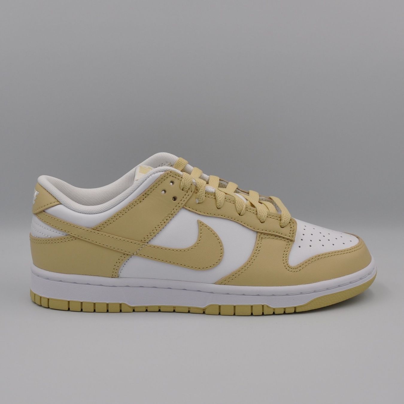 Nike Scarpe da uomo: Nike Dunk Low Team Gold  42.5 – Nuovo e nell'imballaggio originale da Bern venduto da SneakerheavenLT