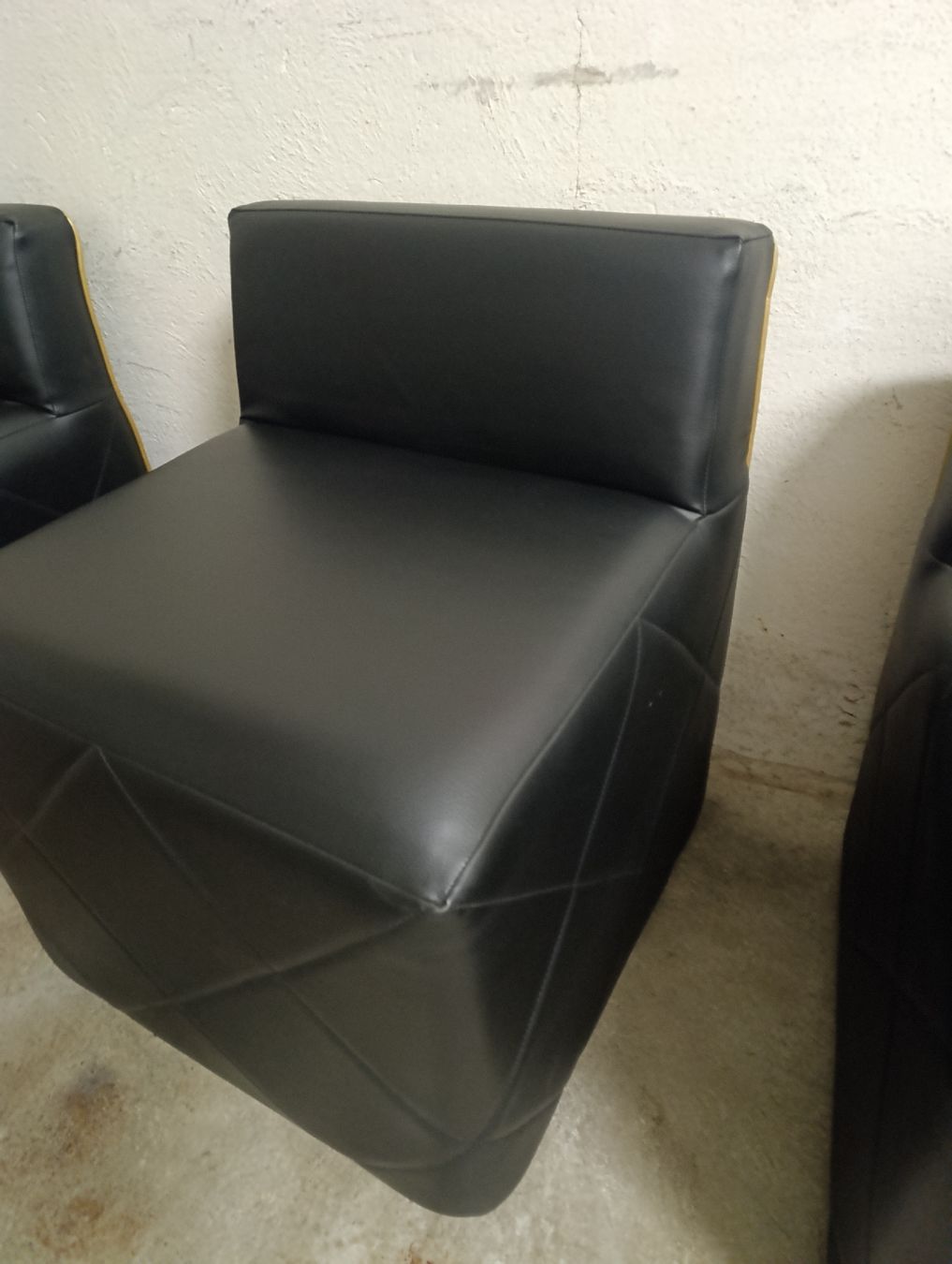 Tabourets: Kunstleder Stuhl/Hocker Nr.4 – D'occasion à Romanshorn par dav_h2lv