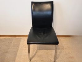 4 schwarze Stühle, gepolstert, Leder mit Metallfüssen