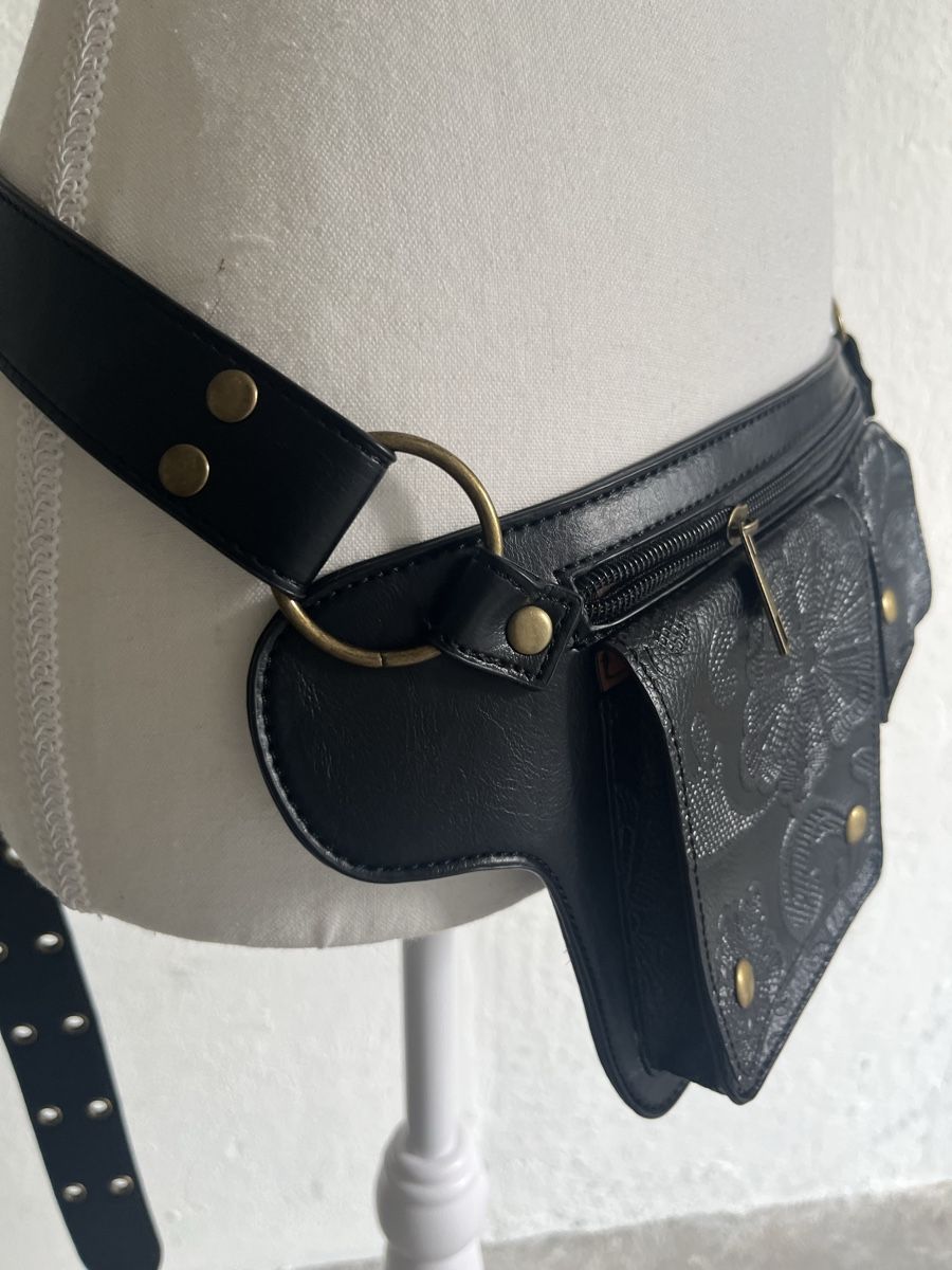 Taschen für Damen: Gürteltasche Lederoptik schwarz mit Muster neu – Neu und originalverpackt aus Uster von Corina0111114 3
