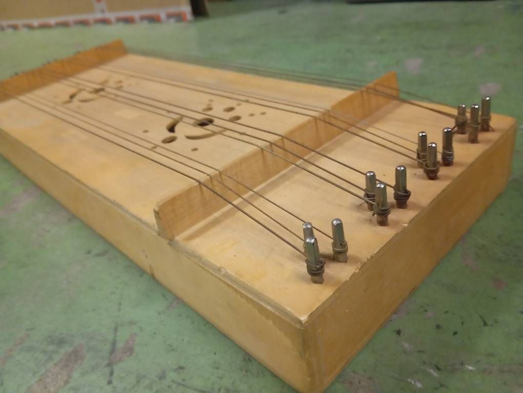 Strumenti musicali: Zither ähnliches Instrument – Usato da Basel venduto da Petergunn