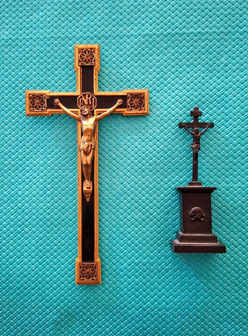 Statuette: 2 ANTIKE KRUZIFIXE METALL – Usato da Grüningen venduto da Kartensammler