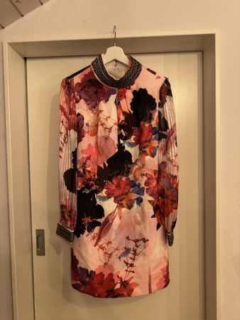 Karen Millen Floral Mini Dress UK 10, Perfect for Spring!